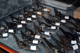 Над 150 пистолета, карабини и пушки са иззети от столичанин