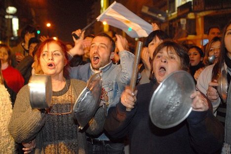Протест с празни тенджери на аржентинци срещу икономическата криза през 2001 г.