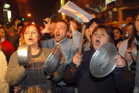 Протест с празни тенджери на аржентинци срещу икономическата криза през 2001 г.