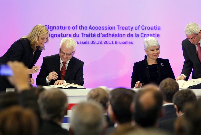 Президентът на Хърватия Иво Йосипович и премиерът Ядранка Косор подписват догововора за присъединяване към ЕС. Сн. БГНЕС