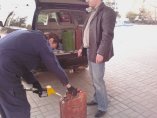 Бензиностанциите да докладват на МВР кой пълни гориво в туби и бутилки