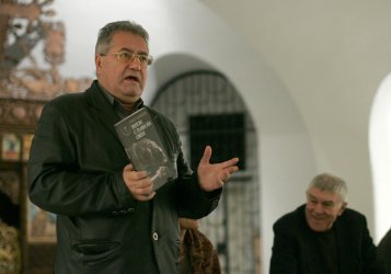 Поетът и издател Иван Гранитски представя своя книга. Зад него е Иван Маразов, министър на културата в правителството на Жан Виденов. Снимка БГНЕС 