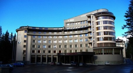 Стотици туристи на път да изгорят с почивките си заради запор на хотел в Пампорово