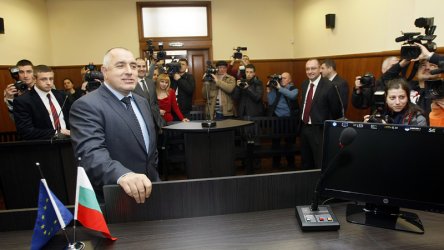 Премиерът се любува на една от новите съдебни зали. Снимка: БГНЕС