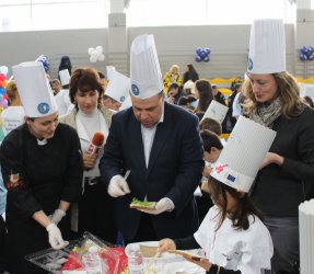 Найденов прави сандвичи заедно с деца