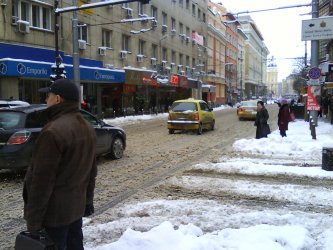 Снегът пак блокира София, "излизаните" магистрали бяха затворени