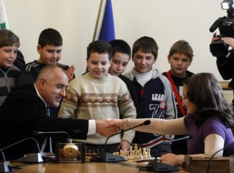 Премиерът футболист се оказа непобедим и на шах
