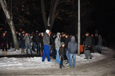 В понеделник вечерта се проведе втори протест за смъртта на Мирослава Николова   сн. http://zaPernik.com/