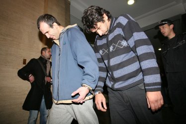 Иван Каменов (вляво) върви към съдебната зала. Снимка: БГНЕС