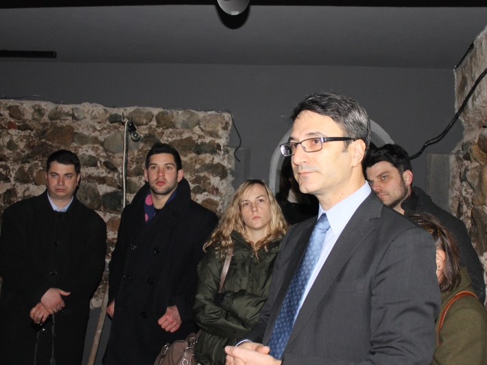 Министър Трайков показва на британски журналисти базиликата Св. София