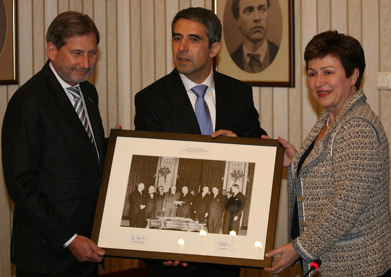 Кристалина Георгиева и Йоханес Хан подариха на президента Росен Плевнелиев копие на снимка от подписването на договора за създаването на Европейската общност за въглища и стомана през 1951 година. Плевнелиев обеща да държи снимката близо до себе си, в своя кабинет, защото Европа има нужда от България. Снимка БГНЕС.