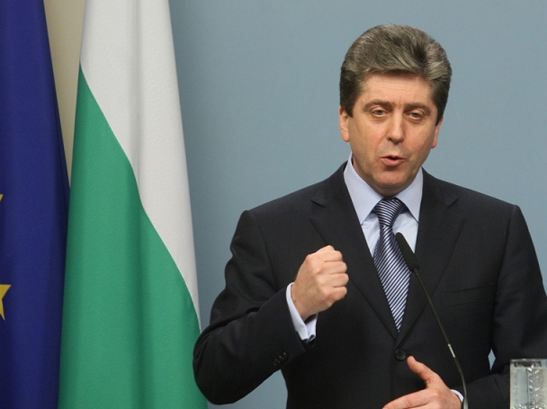 Президентът Първанов остави държавническите решения за след дванайсетия час