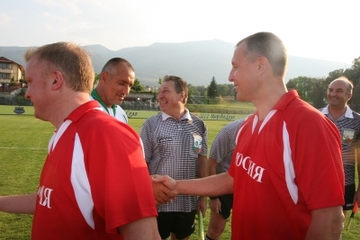 Бойко Борисов се ръкува с Константин Циганов. Снимка в. "Галерия"