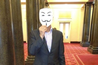 Депутатът Михаил Михайлов (Синята коалиция) с маска "анти-АСТА" по подобие на протестиращи полски парламентаристи. Снимка Отворен парламент
