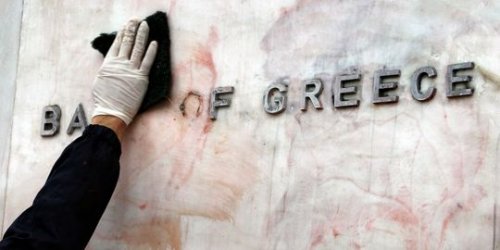 Кредиторите поемат Гърция на ръчно управление