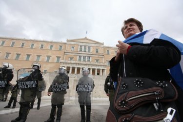 Гръцкото правителство одобри новите бюджетни съкращения