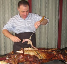 Министър Мирослав Найденов демонстрира кулинарни умения, сн.БГНЕС