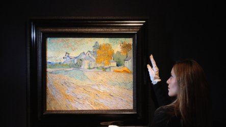 Служителка на "Кристис" с картината на Ван Гог