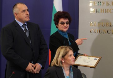 В присъствието на премиера Нона Караджова подписа договори с десет общини Сн. БГНЕС