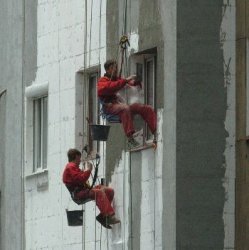 Консултанти и реклама топят европарите за саниране