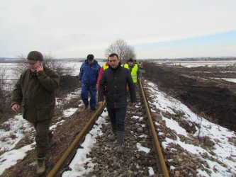 Министър Московски по време на проверката на жп линията край село Бисер