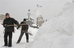 Наводнения, сняг и мразовита зима в Европа