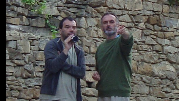 Режисьорът Людмил Тодоров (в дясно) и операторът Рали Ралчев по време на снимки. Филмът е по сценарий на Людмил и се снима в село Гостилица, Габровско. 
