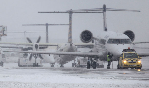Снегът блокира летището в Мюнхен, стачка ще затрудни въздушния трафик във Франкфурт