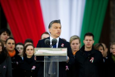 Митинги "за" и "против" Орбан в чест на националния празник на Унгария