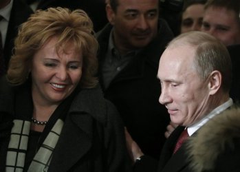 Владимир Путин и съпругата му Людмила Путина в изборната секция в Москва. Сн. ЕРА/БГНЕС
