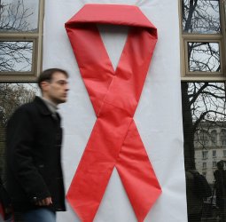 Сградата на МЗ окичена с панделка по повод Световния ден за борба със СПИН. Сн. БГНЕС