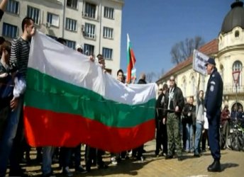 Стотици хора в цялата страна излязоха на протест ”срещу безобразията в България”