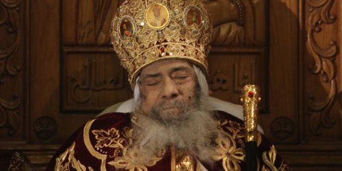 Тленните останки на Шенуда Трети, положени в неговия трон за поклонение от вярващите