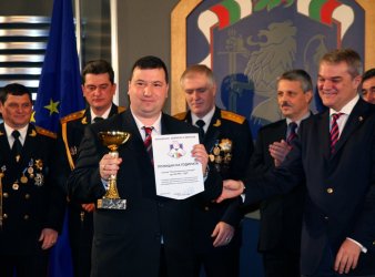 Клисурски бе отличен с наградата "Полицай на годината" през мандата на Румен Петков в МВР. Снимка: МВР