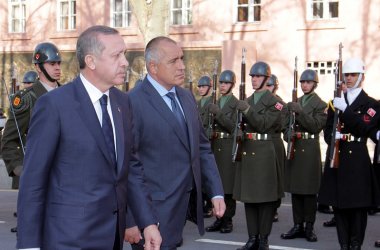 Борисов участва в церемония по официалното посрещане пред сградата на Министерския съвет и поздрави почетната военна част с думите "Мархаба аскер!" сн. БГНЕС
