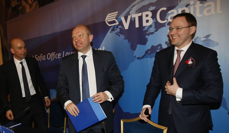 Бостанджиев, Соловьов и Яковицки (отляво надясно)  представиха бъдещата работа на "ВТБ Кепитъл" в България и на Балканите, сн. БГНЕС 