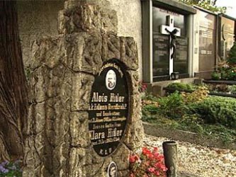 Гробната могила на родителите на Хитлер, преди да бъде премахната