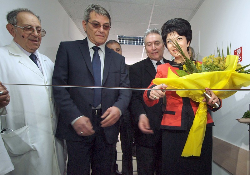 Министър Атанасова реже лентата на обновената болница "Св. Ана" във Варна БГНЕС