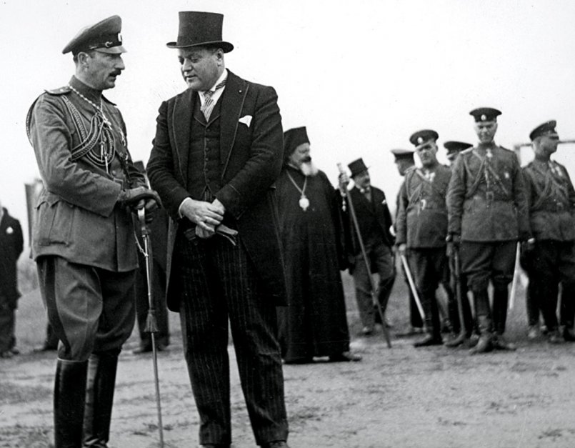 Министър-председателят Георги Кьосеиванов  с цар Борис Трети. Снимката е от трийсетте години на ХХ век. Публикувана е в сайта Изгубената България