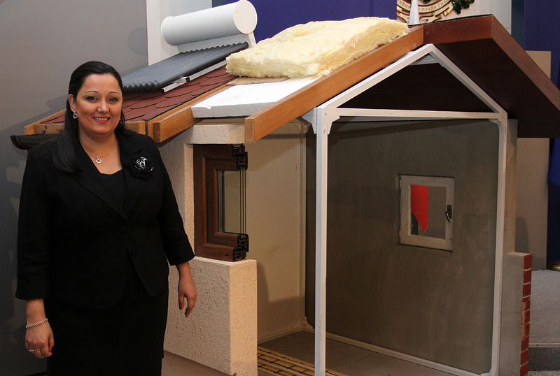 Министър Лиляна Павлова показва какво включва санирането на жилищата. Сн. БГНЕС