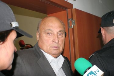 Кирил Рашков ще бъде обществено порицан за показан среден пръст