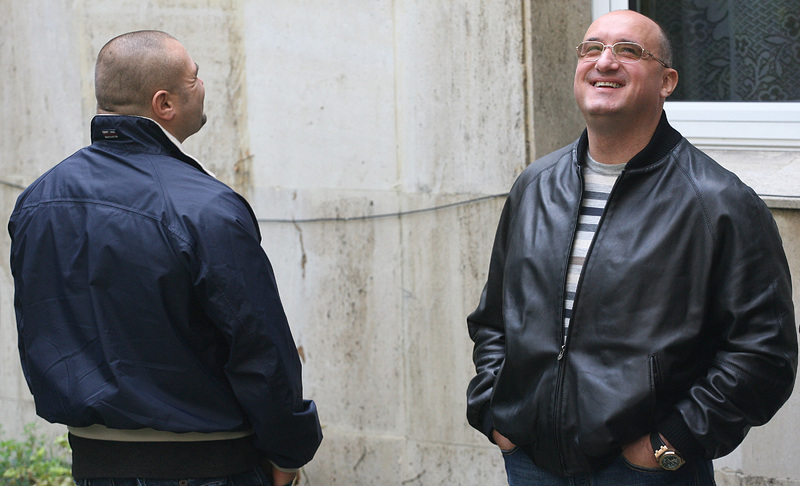 Ангел Христов и Пламен Галев демонстрират добро настроение преди едно от заседанията на кюстендилските магистрати по делото им. Снимка: БГНЕС