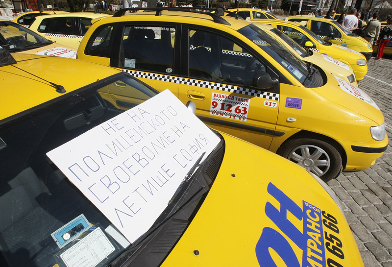 Близо 200 таксиметрови шофьори в София работят с отнети книжки