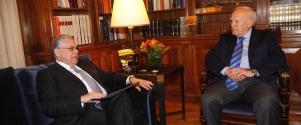 Доскорошният гръцки премиер Пападимос и президентът Папуляс