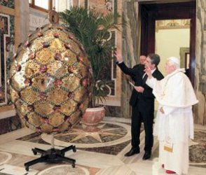 Президентът Плевнелиев показва на папата гигантското яйце.