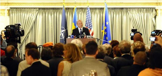Президентът Бъсеску по време на срещата на НАТО в Чикаго