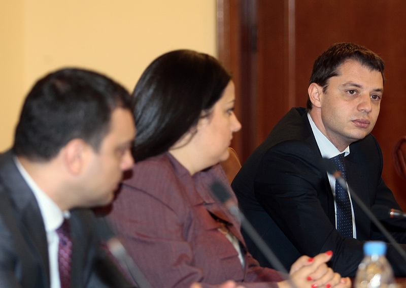 Министрите Л. Павлова и Д. Добрев по време на заседанието на МС на 30 май, сн. БГНЕС