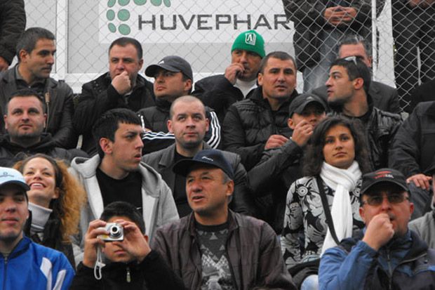 Борисов (с шапка на Лудогорец) чопли семки със земеделския министър Мирослав Найденов по време на мач на "тигрите".