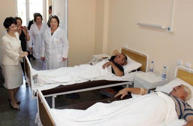 Министър Атанасова посети пациентите в болницата в Шумен, Сн. БГНЕС