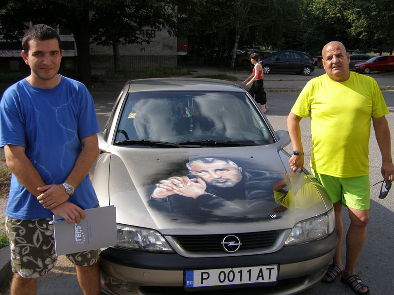 Изрисуваният опел със собственика си Спиро (с жълтата тениска) и художника Илиян Илиев, сн. БГНЕС